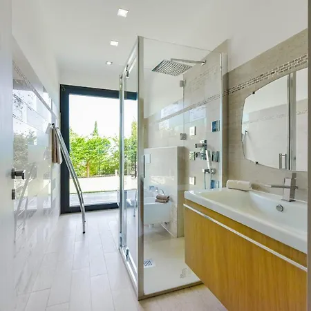 Architect-designed With Heated Pool For 10 Guests! Villa